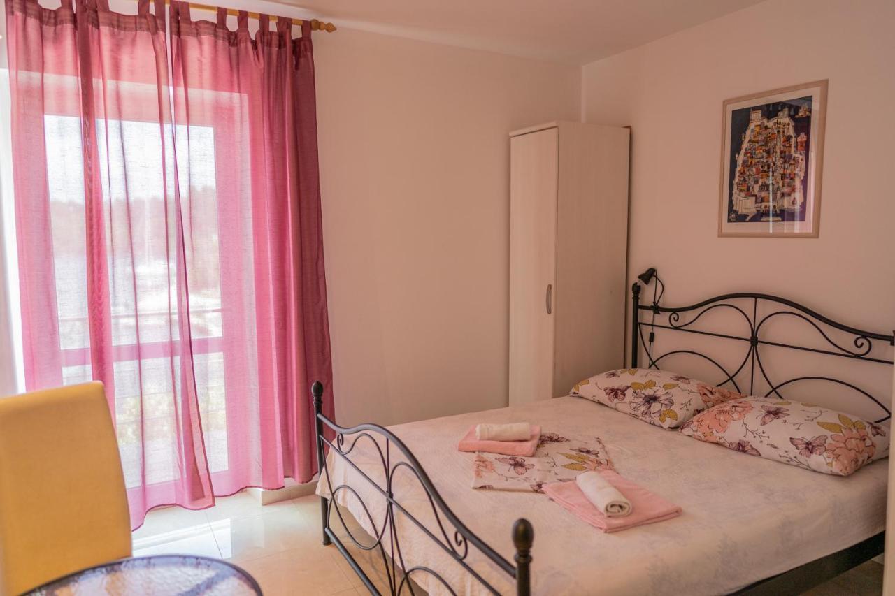 Guesthouse Kamarin โปเมนา ภายนอก รูปภาพ