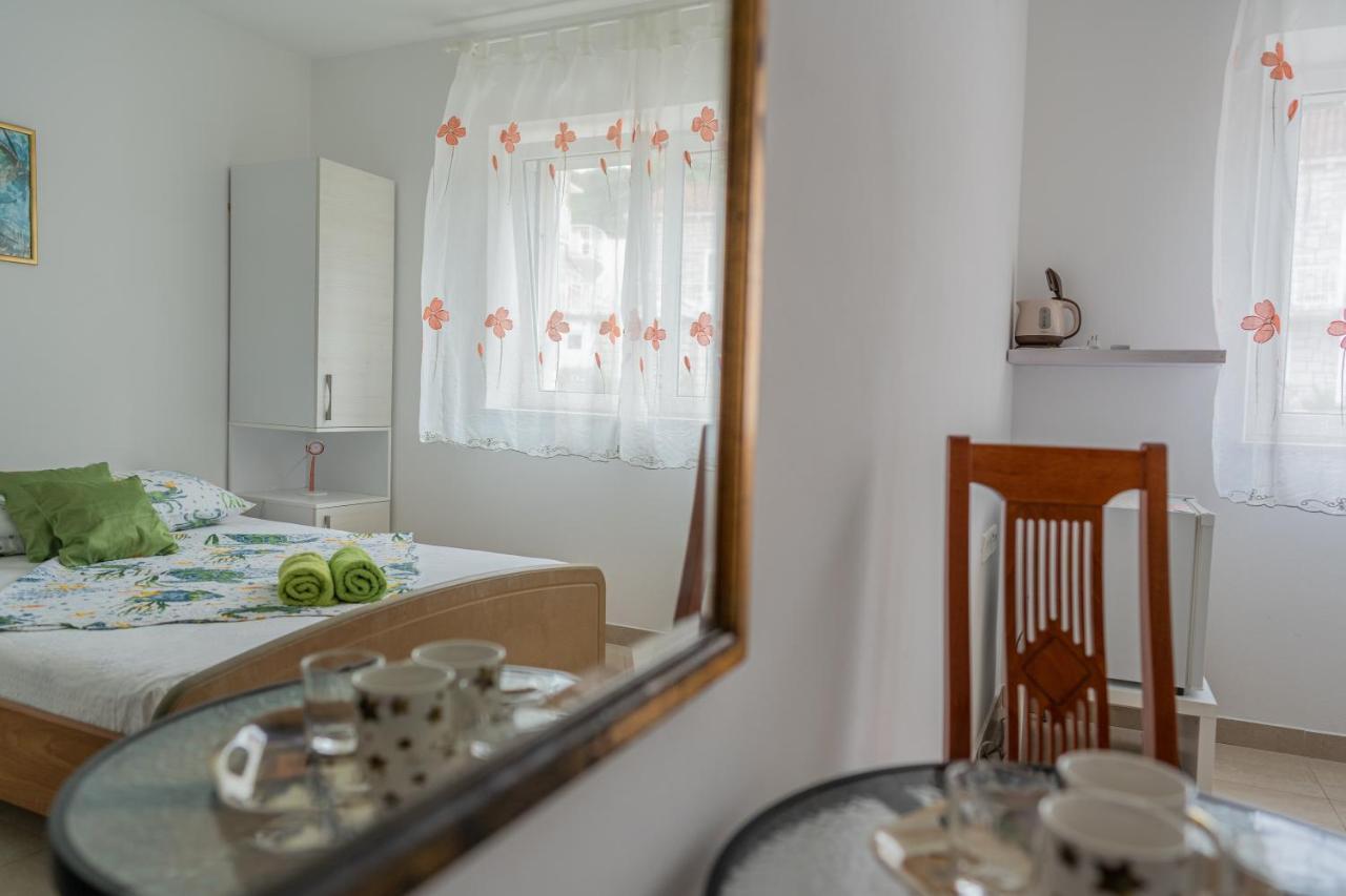 Guesthouse Kamarin โปเมนา ภายนอก รูปภาพ