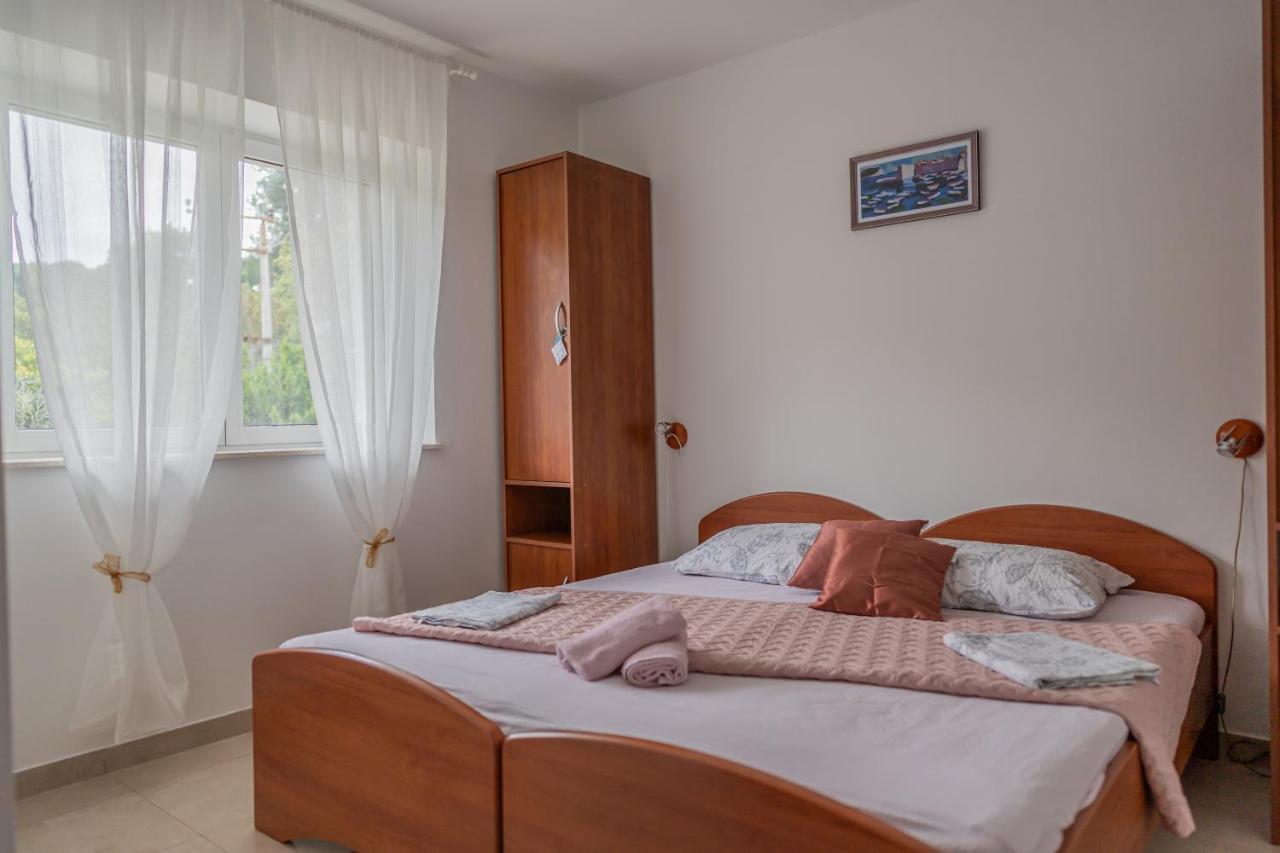 Guesthouse Kamarin โปเมนา ภายนอก รูปภาพ