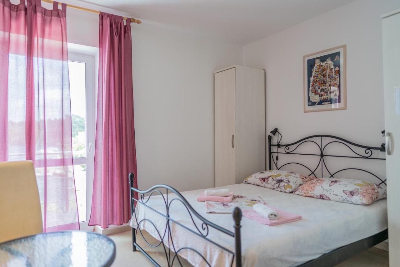 Guesthouse Kamarin โปเมนา ภายนอก รูปภาพ